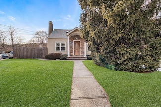 9 Hillside Ave, Woodbury, NY 11797