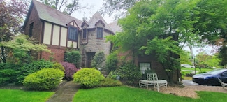 12 Longview Place, Great Neck, NY 11021