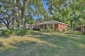 1452 S Circle St, Sealy, TX 77474