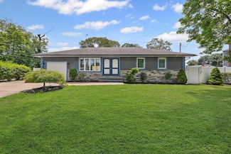 348 Hauser Ave, Holbrook, NY 11741