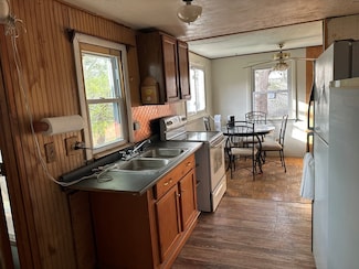 6 Henry Rd, Wales, MA 01081