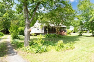 1900 Mark Pine Rd, Hayes, VA 23072