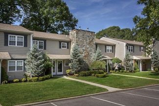 136 Lake Pointe Ct, Middle Island, NY 11953