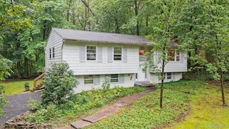 32 Colonial Dr, Red Hook, NY 12571