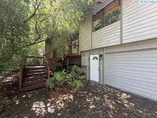 2015 Riverside Dr, West Richland, WA 99353