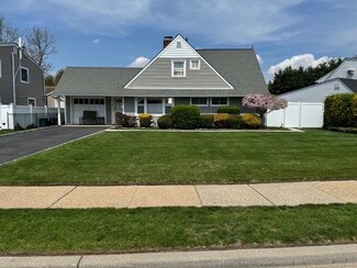 18 Ripple Ln, Levittown, NY 11756
