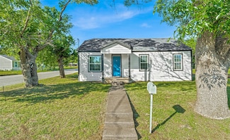 305 W Greenwood Ave, Bowie, TX 76230