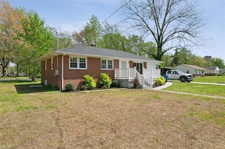 1 Wedgewood Dr, Newport News, VA 23601