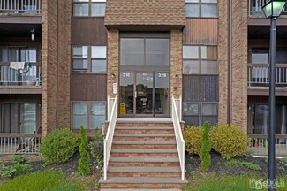 328 Sharon Garden Ct, Woodbridge, NJ 07095