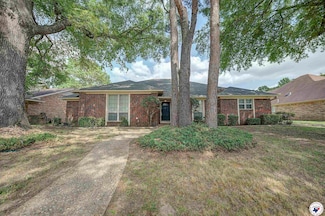 4 Heatherwood Dr, Texarkana, TX 75503