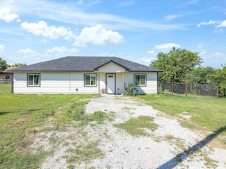 106 Edith St, Bowie, TX 76230