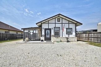 472 Mountain View Dr, Bandera, TX 78003