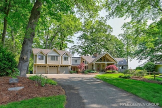 945 N Baywood Dr, Holland, MI 49424