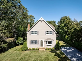 20 Hampton Rd, Hampton Bays, NY 11946