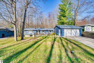 528 Oak Ridge Dr W, Traverse City, MI 49685