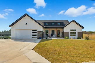 418 Tawny Oak Cir, Bandera, TX 78003