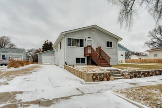 714 N 13th St, Bismarck, ND 58501