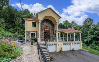 2 Barberry Ln, Farmington, CT 06032
