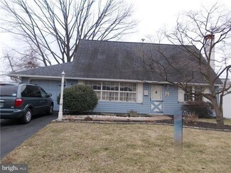 42 Calicobush Rd, Levittown, PA 19057