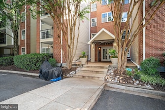 3315 Wyndham Cir Unit 2221, Alexandria, VA 22302