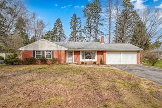 2424 Pine Ridge Rd, Kalamazoo, MI 49008