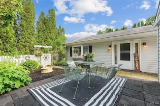 55 Ainslee Dr, Pennellville, NY 13132