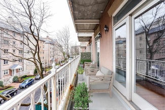 207 Shearwater Ct W Unit 31, Jersey City, NJ 07305