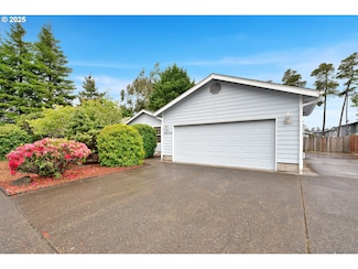 3909 Spruce St, Florence, OR 97439