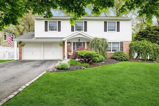 23 Dover Hill Dr, Nesconset, NY 11767