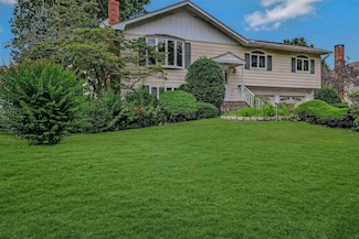 7 Lordly Ct, Kings Park, NY 11754