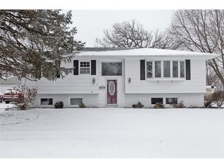 1071 Rainbow Blvd, Hiawatha, IA 52233