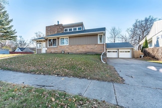 1015 11th Ave S, Moorhead, MN 56560