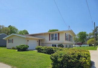 410 N 5th St, Monmouth, IL 61462