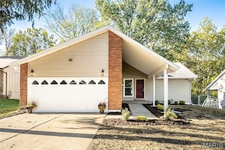 5372 Trailbend Dr, Florissant, MO 63033