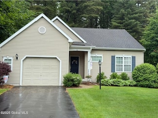 8 Hawthorn Dr, Fort Edward, NY 12828