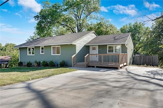 6512 NW Rock Garden Rd, Parkville, MO 64152