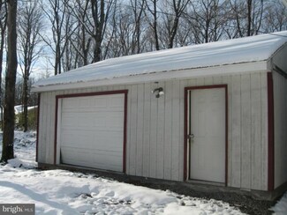 17 Endicott St, Bruceton Mills, WV 26525