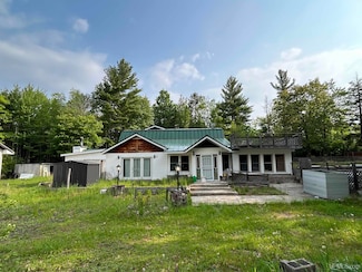 109 Brown Deer Rd, Marquette, MI 49855