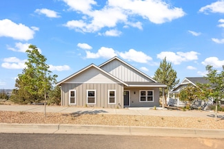 420 SE Manzanita Dr, Madras, OR 97741