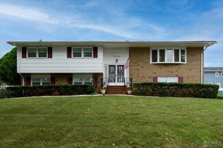 28 Coventry Cir, Piscataway, NJ 08854