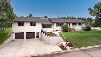 418 16th St NE, Beulah, ND 58523