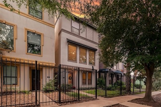 2808 St Emanuel St, Houston, TX 77004