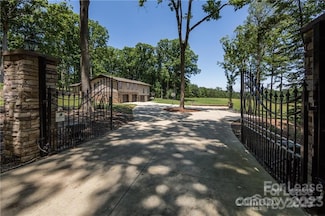 8511 Viking Dr, Waxhaw, NC 28173
