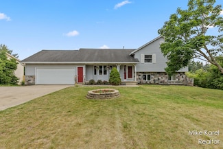 2742 Woodridge Dr, Jenison, MI 49428