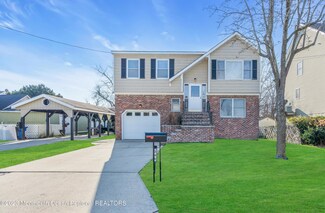 306 Cherry St, Belford, NJ 07718