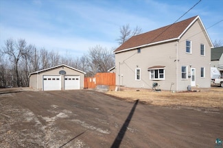 221 Crestline Ct, Duluth, MN 55808
