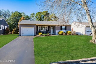 26 Sherwood Ln, Toms River, NJ 08757