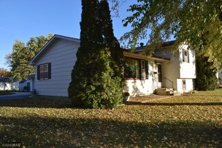 122 Maple Ave N, Thief River Falls, MN 56701
