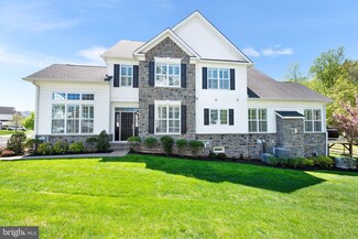 21 Brown Ln, New Town, PA 18940
