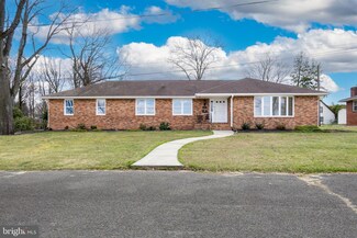 1098 Riverview Dr, Florence, NJ 08518
